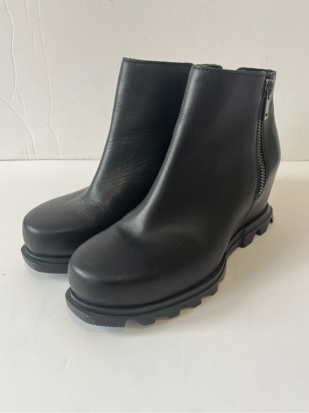 Sorel Joan Of Arctic Wedge II Black Leather Zip Booties size 8.5